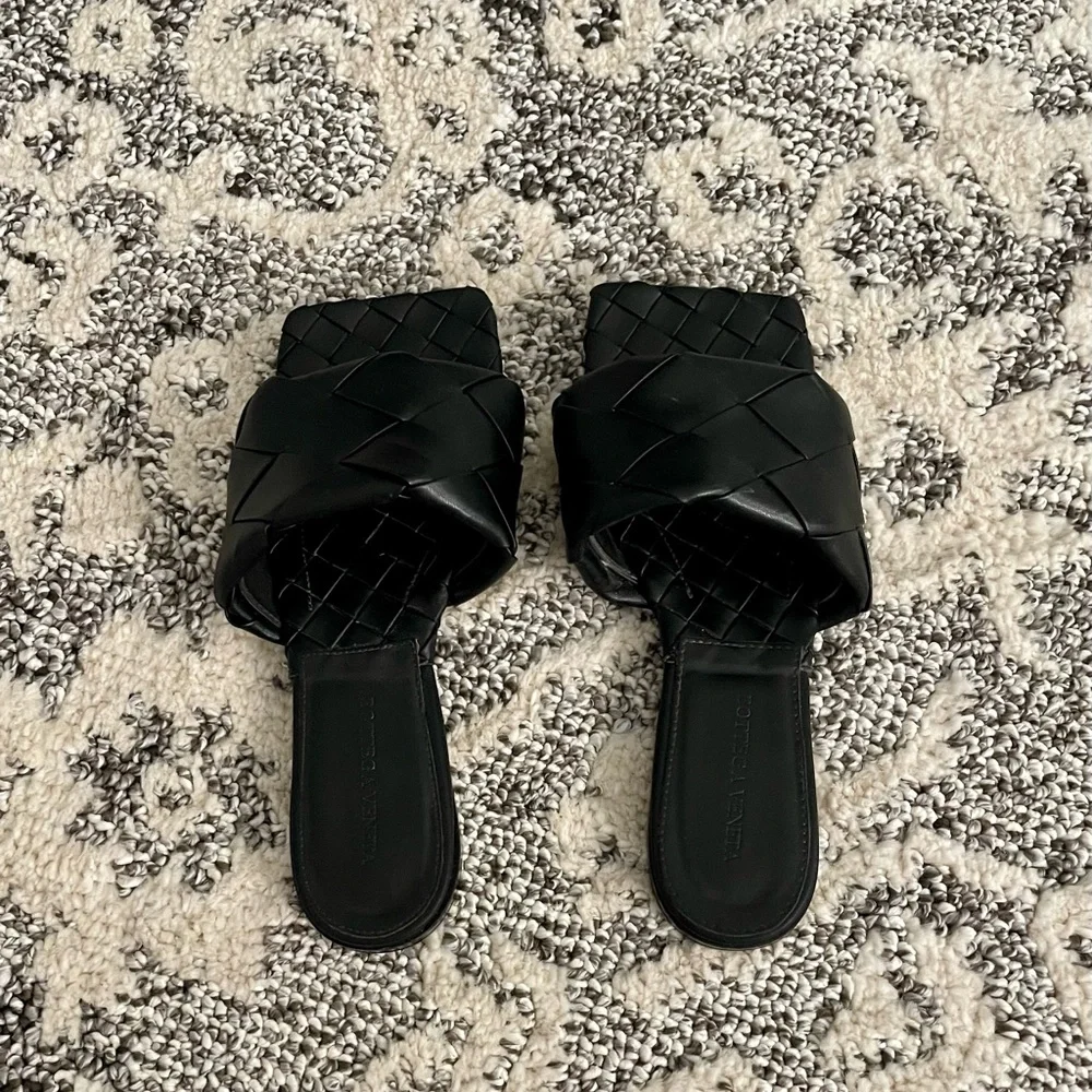 SALE - original price > $1100 Black Intreciatto Bottega Venetta Slides - Picture 6 of 8